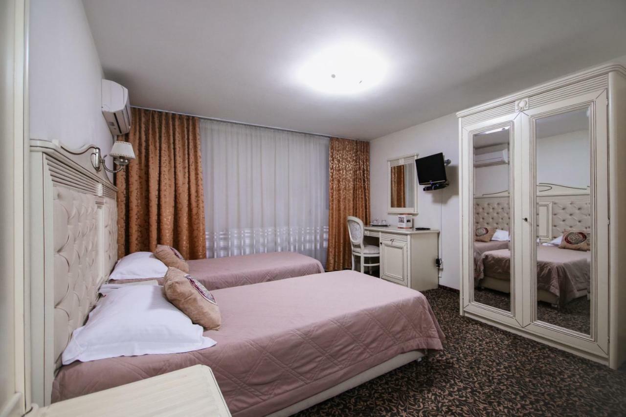 Hotel Royal Craiova Buitenkant foto